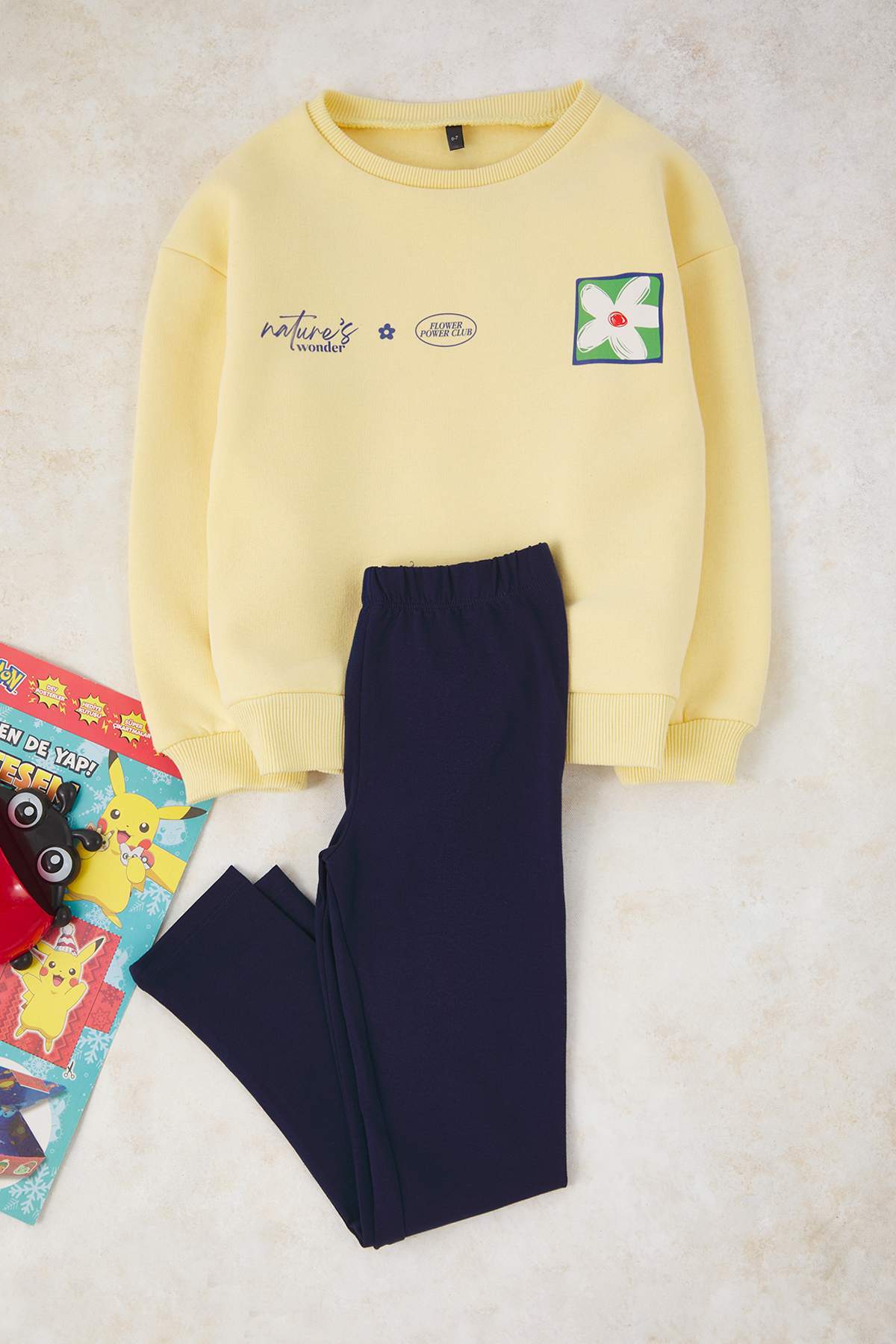 طقم سويتشيرت مطبوع مبطّن بالفليس وليغنز أصفر للبنات