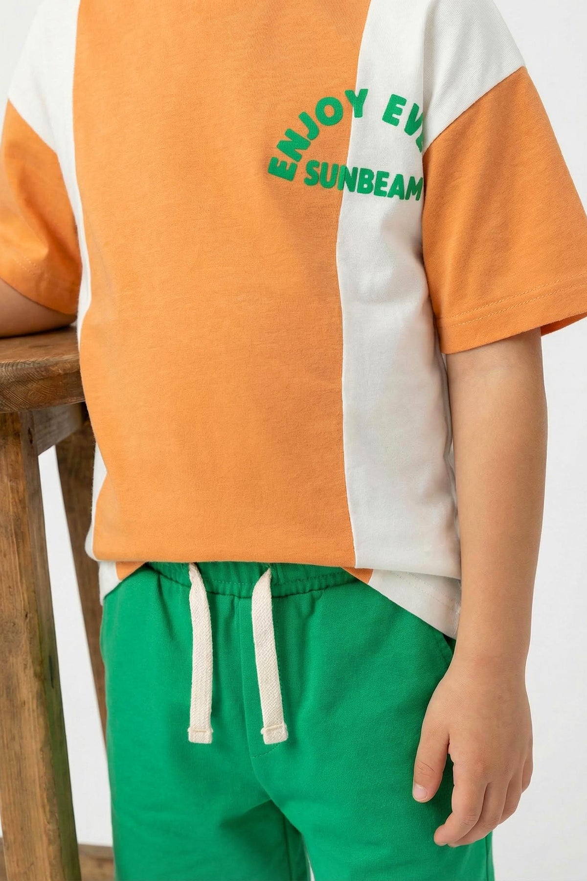 Boys' Orange Colour-Block Slogan Two-Piece Set