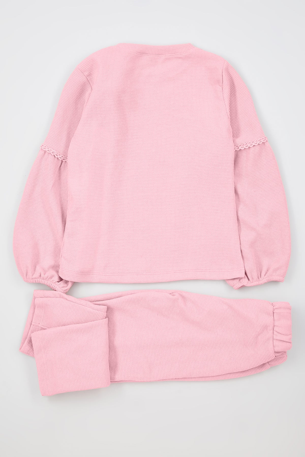 طقم سويتشيرت بملمس منقوش وتطريز بارز وبنطال رياضي وردي عتيق للبنات
