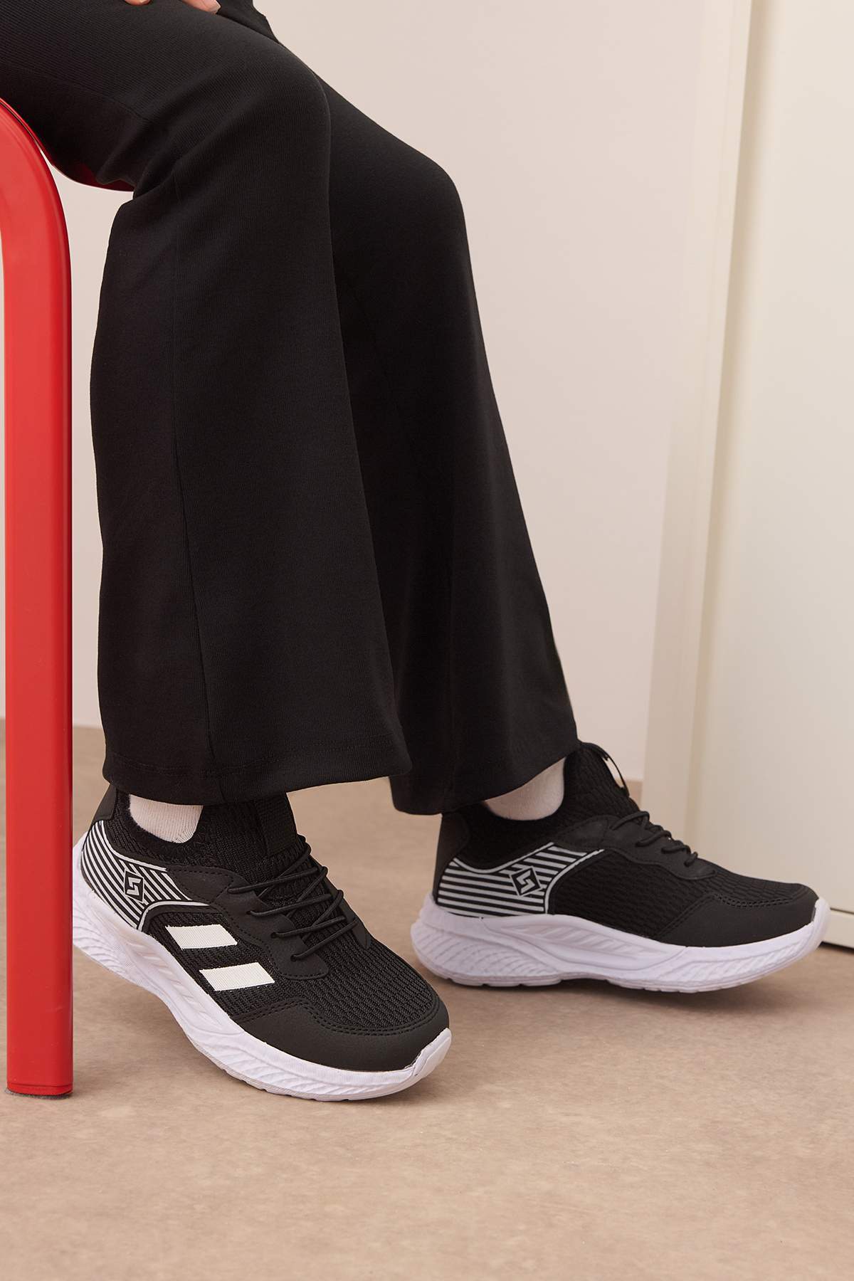 Girls' Black Easy-On Elastic-Lace Sneakers